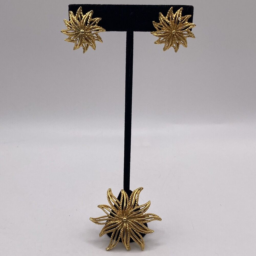 Vintage Gold Tone Brooch and Clip On earrings Set Flowers Elegant